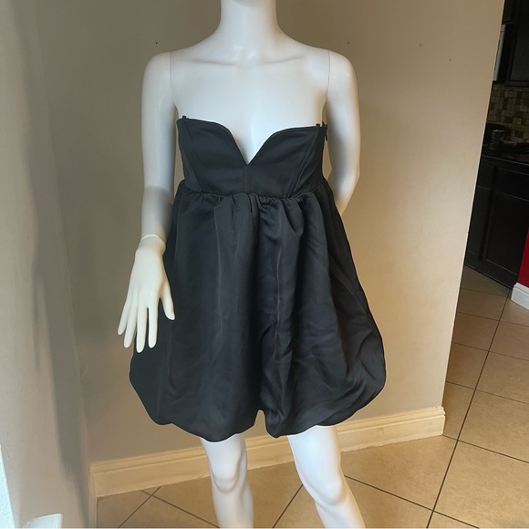 New Women’s black mini dress
Size Medium
New with tags
Straps can be attached - Picture 8 of 10